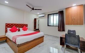Oyo Hotel Hollywood 3*